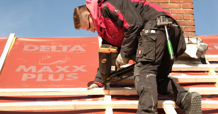 Ein Dachdecker von Roof-Tec Dachdeckerei Taarstedt