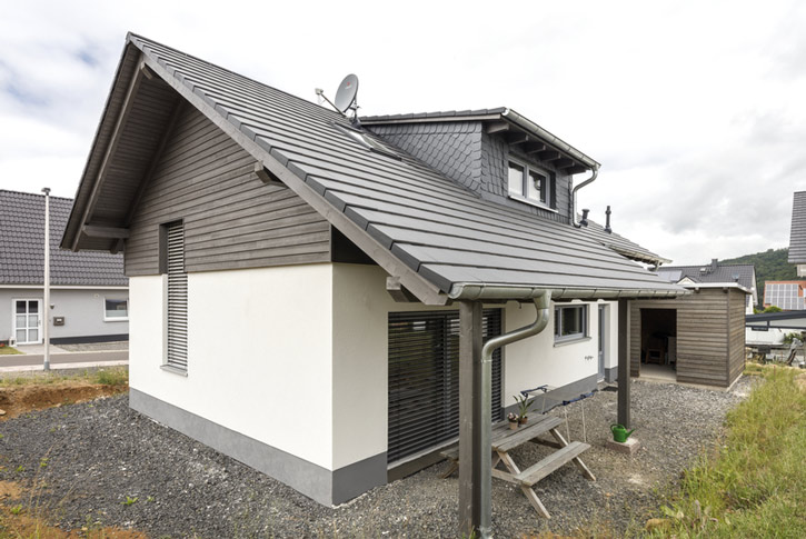 Roof-Tec deckt Ihr Dach mit hochwertigen Betondachsteinen der Fa. CREATON